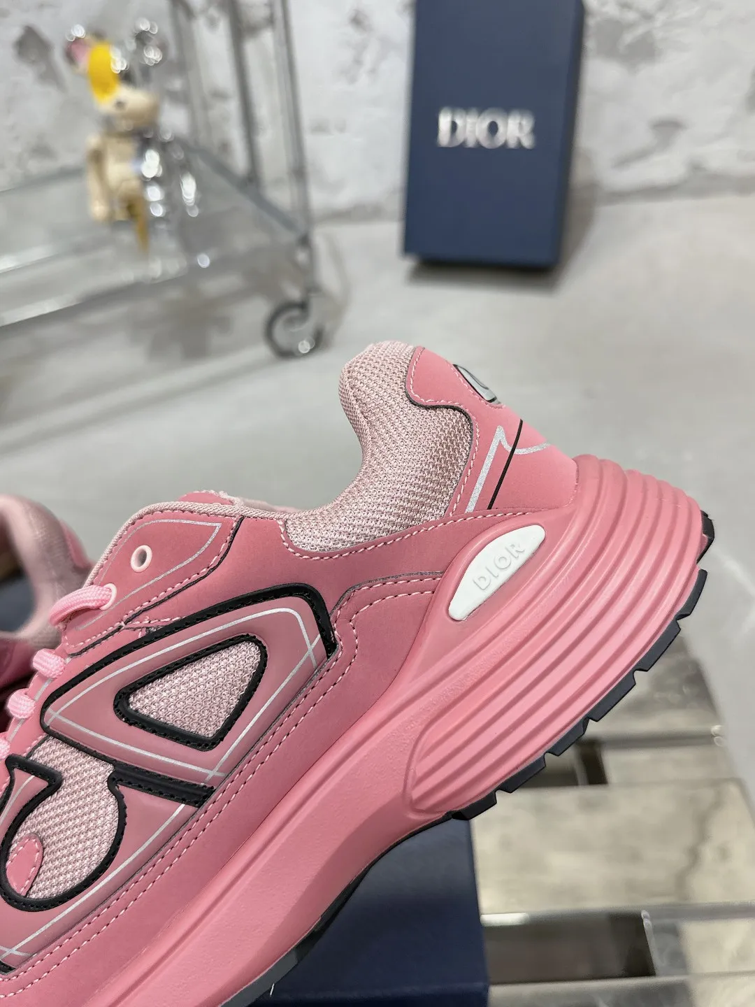 Men's men's shoes 💰600❤️❤️❤️High version Dior Dior's latest color matching B30 series reflective dad sneakers original 17380💰 purchased for development and production Brand new B30 sneakers Dad Shoes style shoes that follow the trend of the retro market The Dior logo on the tongue also indicates that this pair of shoes is the B30 model! B30 uses fine-textured leather and mesh cloth materials to form a shoe body. There are conspicuous letters CD on both sides of the shoe body to indicate identity. Many lines on the shoe body outline details to make the shoes look less monotonous and full of retro flavor. The delivery counter is exquisitely packaged🛍📦 ▪️Fabric: Original customized technical fabric + mesh ▪️Inner lining: Customized breathable lining ▪️Outsole: Original molded IP foam + TPU outsole ▪️Sole thickness: 3.5CM ▪️Size: Women’s size 35-40 / Men’s size 39-46